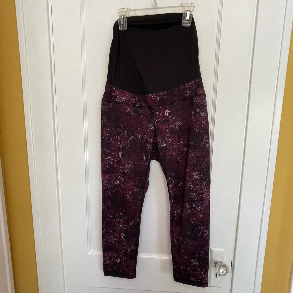 Maternity Capri Leggings Size M, Black and Wine Colored Pattern